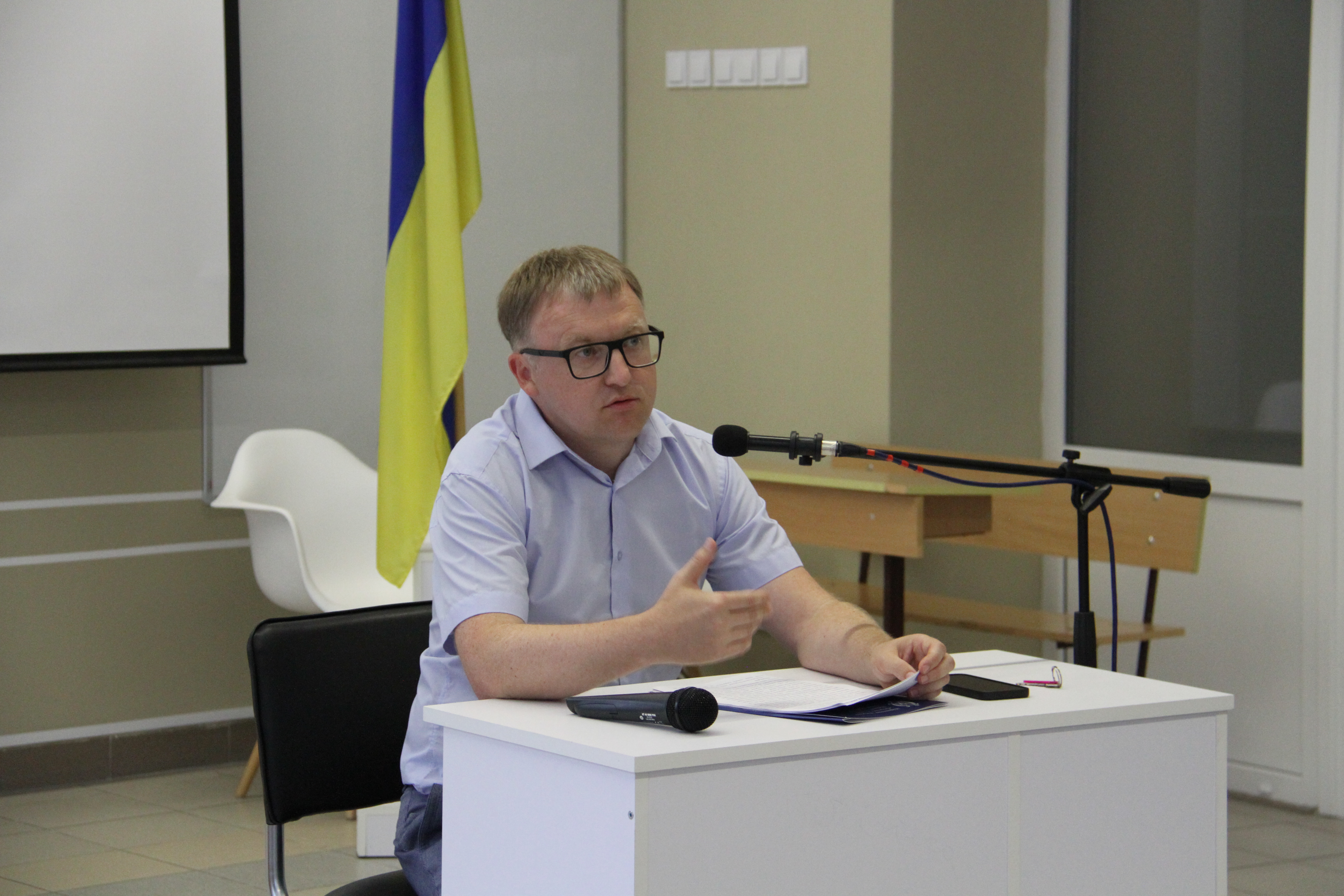 Doktor istorychnykh nauk Andrii Smyrnov pid chas lektsii